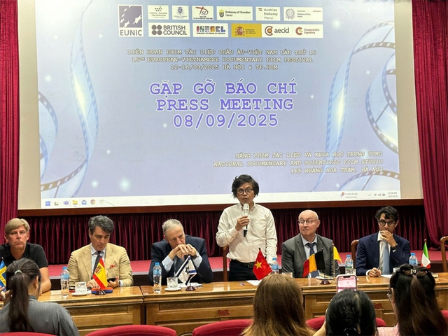 Ông Trịnh Quang Tùng - Phó tổng giám đốc Hãng phim Tài liệu và Khoa học Trung ương phát biểu tại buổi gặp gỡ báo chí. Ông Trịnh Quang Tùng - Phó tổng giám đốc Hãng mitom bong da truc tiep Tài liệu và Khoa học Trung ương phát biểu tại buổi gặp gỡ báo chí.