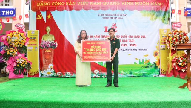 Đại tá Nguyễn Quốc Hoàn, BTĐU, Chính trị Trung tâm trao biểu tượng mô hình tin học cho em tại trường TH Đắc Á. Đại tá Nguyễn Quốc Hoàn, BTĐU, Chính trị Trung tâm trao biểu tượng mô hình tin học cho em tại trường TH Đắc Á.