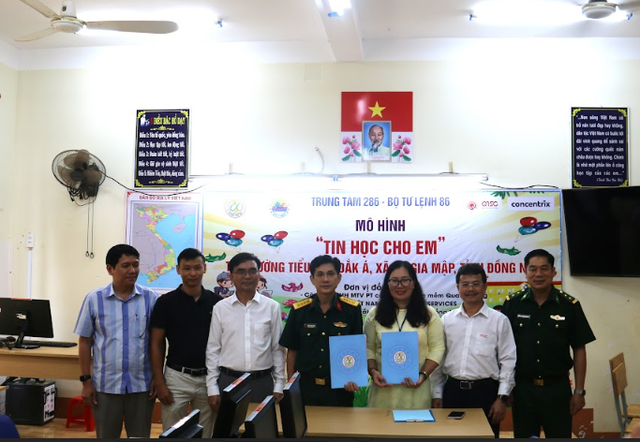 Đại tá Nguyễn Quốc Hoàn, BTĐU, Chính uỷ Trung tâm - Ký kết chương trình phối hợp mô hình "Tin học cho em" với trường Tiểu học Đắk Á. Đại tá Nguyễn Quốc Hoàn, BTĐU, Chính uỷ Trung tâm - Ký kết chương trình phối hợp mô hình "Tin học cho em" với trường Tiểu học Đắk Á.