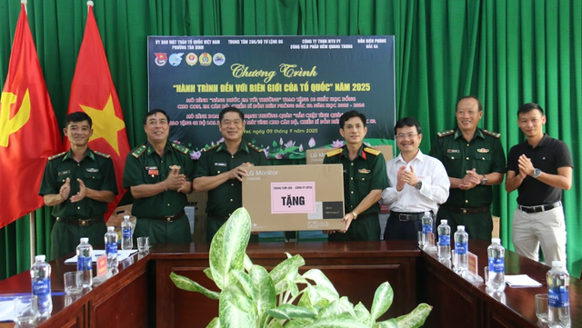 Đại tá Nguyễn Quốc Hoàn, BTĐU, Chính uỷ Trung tâm - Trao tặng 2 bộ máy tính cho Đồn biên phòng Đắk Ka. Đại tá Nguyễn Quốc Hoàn, BTĐU, Chính uỷ Trung tâm - Trao tặng 2 bộ máy tính cho Đồn biên phòng Đắk Ka.