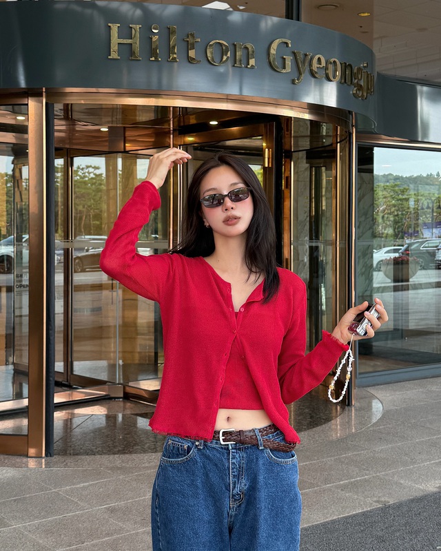 Trang phục màu đỏ chính là xu hướng hot nhất thu này: 10 cách diện giúp nàng nổi nhất khu phố, độ sang chảnh miễn bàn- Ảnh 7. Trang phục màu đỏ chính là xu hướng hot nhất thu này: 10 cách diện giúp nàng nổi nhất khu phố, độ k+ truc tiep bong da chảnh miễn bàn- Ảnh 7.