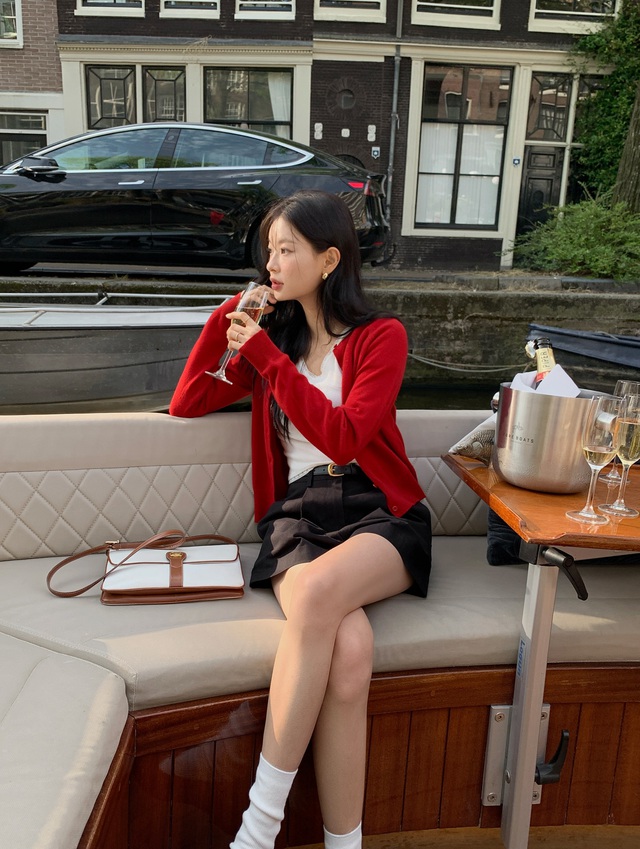 Trang phục màu đỏ chính là xu hướng hot nhất thu này: 10 cách diện giúp nàng nổi nhất khu phố, độ sang chảnh miễn bàn- Ảnh 8. Trang phục màu đỏ chính là xu hướng hot nhất thu này: 10 cách diện giúp nàng nổi nhất khu phố, độ k+ truc tiep bong da chảnh miễn bàn- Ảnh 8.
