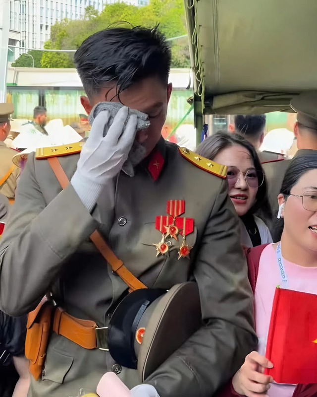Lê Hoàng Hiệp có làn da trắng khiến fangirl phát ghen, thì ra anh quân nhân giữ da kĩ lắm- Ảnh 6. Lê Hoàng Hiệp có làn xem bong da truc tiep nhanh nhat trắng khiến fangirl phát ghen, thì ra anh quân nhân giữ xem bong da truc tiep nhanh nhat kĩ lắm- Ảnh 6.