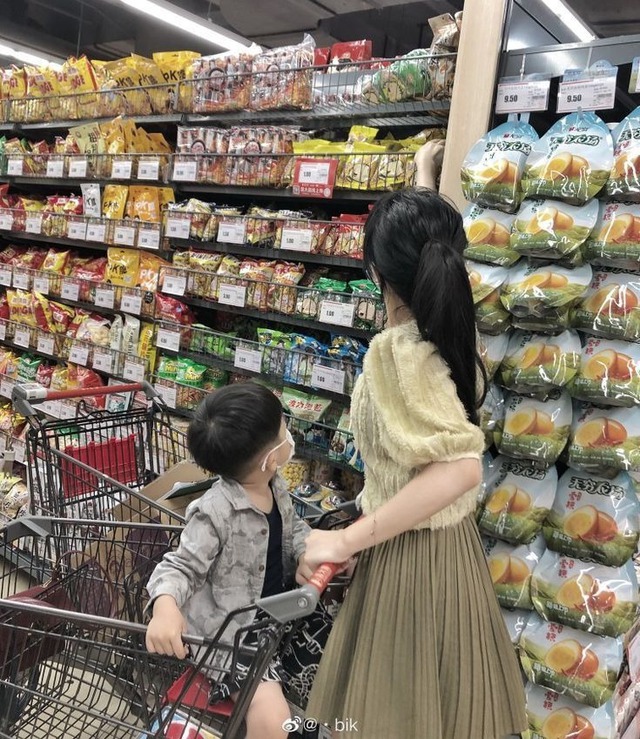 Ngày xưa cầm 20.000 đồng ra chợ còn phải trả giá, giờ tụi link bong da truc tiep nít chỉ bấm một cái là tiền đã bay - Ảnh 2.