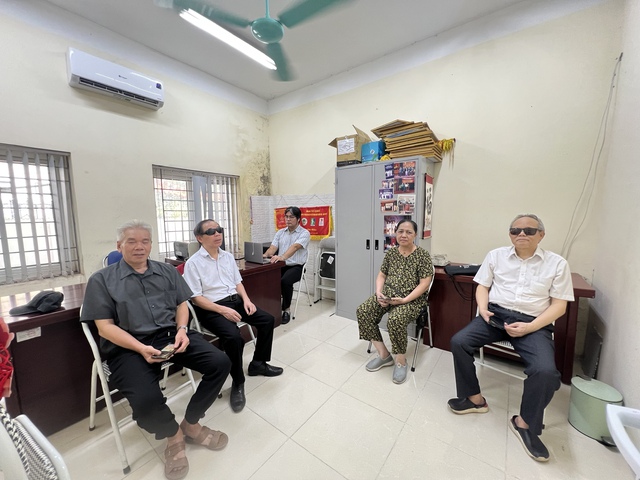Chuyện về những người  khiếm thị cao  tuổi tìm lại ánh sáng từ màn hình điện thoại- Ảnh 1.