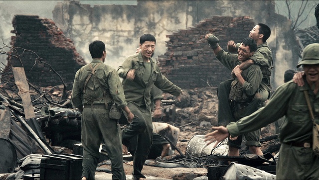 ‘Mưa đỏ’ - phim Việt ăn khách nhất mọi thời đại: Doanh thu hơn 562 tỷ đồng sẽ được chia như thế nào? - Ảnh 1. ‘Mưa đỏ’ - phim Việt ăn khách nhất mọi thời đại: bong da truc tiep xoi lac hơn 562 tỷ đồng sẽ được chia như thế nào? - Ảnh 1.
