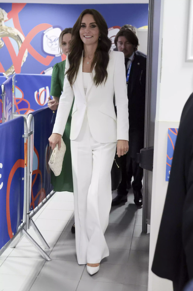 Vì sao phụ nữ trung niên nên thêm một bộ pantsuit trong tủ đồ giống Vương phi Kate?- Ảnh 1. Vì sao phụ nữ trung niên nên thêm một bộ pantsuit trong tủ đồ giống Vương phi Kate?- Ảnh 1.
