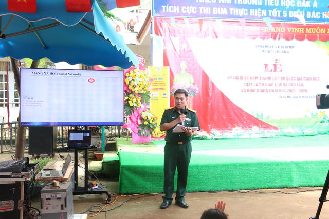 Thượng tá Phan Tấn Toàn, Phó Tham mưu trưởng Trung tâm 286 - tuyên truyền, trao đổi với giáo viên và học sinh. Thượng tá Phan Tấn Toàn, Phó Tham mưu trưởng Trung tâm 286 - tuyên truyền, trao đổi với giáo viên và học sinh.