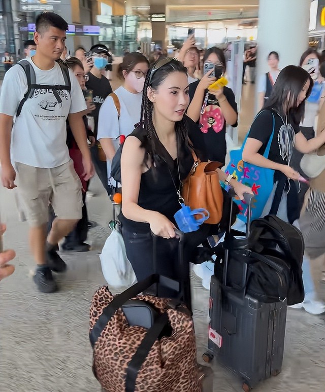 "Quý bà trung niên" Trương Bá Chi lộ diện với mặt mộc: Da trắng phát sáng, gầy tới mức má hóp khiến netizen lo lắng- Ảnh 1. lich truc tiep bong da ngoai hang anh