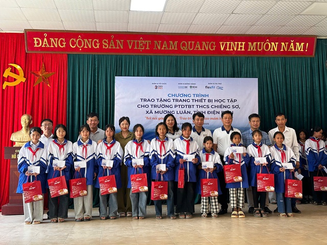Câu lạc bộ CEO 1983 trao quà và thiết bị học tập cho học sinh và người dân xã Mường Luân tỉnh Điện Biên- Ảnh 6.