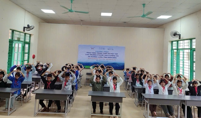 Câu lạc bộ CEO 1983 trao quà và thiết bị học tập cho học sinh và người dân xã Mường Luân tỉnh Điện Biên- Ảnh 8.