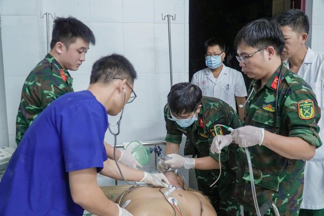 Cấp cứu và vận chuyển khẩn cấp ngư dân giảm áp tại đảo Song Tử Tây- Ảnh 2.