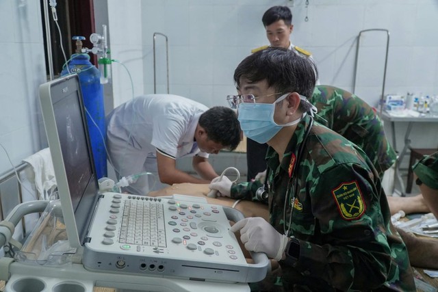 Cấp cứu và vận chuyển khẩn cấp ngư dân giảm áp tại đảo Song Tử Tây- Ảnh 4.