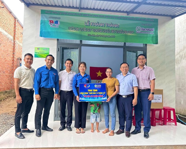 Trao tặng công trình "Ngôi nhà 15 tháng 10" cho hộ gia đình đồng bào dân tộc Chơro- Ảnh 3. k+ truc tiep bong da tặng công trình "Ngôi nhà 15 tháng 10" cho hộ gia đình đồng bào dân tộc Chơro- Ảnh 3.