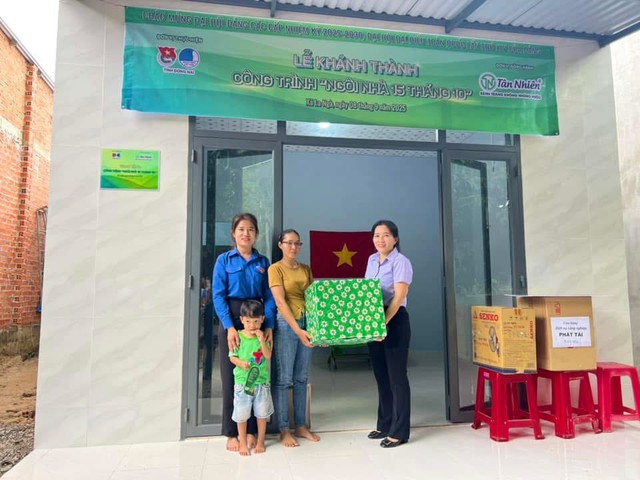 Trao tặng công trình "Ngôi nhà 15 tháng 10" cho hộ gia đình đồng bào dân tộc Chơro- Ảnh 2. k+ truc tiep bong da tặng công trình "Ngôi nhà 15 tháng 10" cho hộ gia đình đồng bào dân tộc Chơro- Ảnh 2.