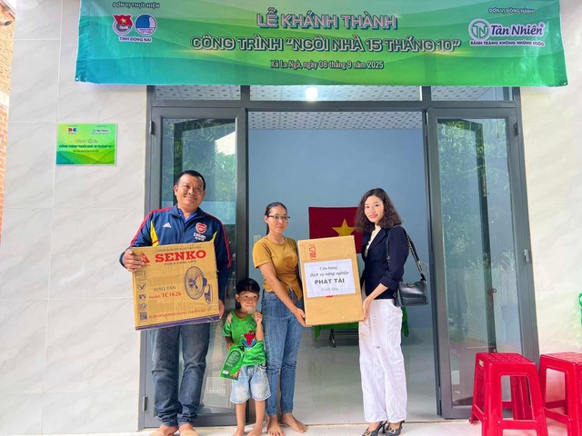 Trao tặng công trình "Ngôi nhà 15 tháng 10" cho hộ gia đình đồng bào dân tộc Chơro- Ảnh 1. k+ truc tiep bong da tặng công trình "Ngôi nhà 15 tháng 10" cho hộ gia đình đồng bào dân tộc Chơro- Ảnh 1.