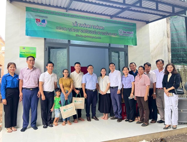 Trao tặng công trình "Ngôi nhà 15 tháng 10" cho hộ gia đình đồng bào dân tộc Chơro- Ảnh 4. k+ truc tiep bong da tặng công trình "Ngôi nhà 15 tháng 10" cho hộ gia đình đồng bào dân tộc Chơro- Ảnh 4.