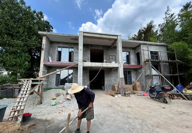 Chi 800 triệu x&acirc;y nh&agrave; cho bố mẹ ngh&egrave;o ở qu&ecirc;, 3 năm sau, người con chết lặng ph&aacute;t hiện ra sự thật về khối t&agrave;i sản giấu k&iacute;n- Ảnh 2.