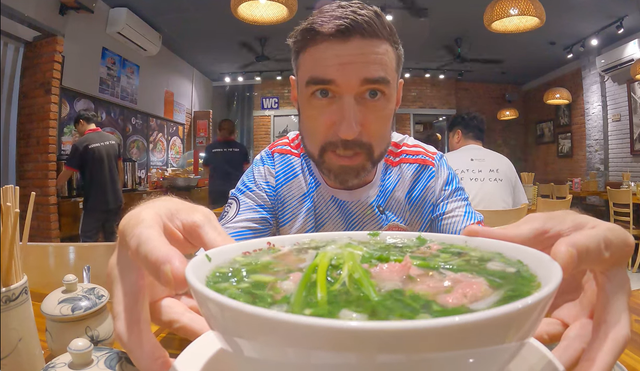 Anh T&acirc;y h&agrave;o hứng đi ăn phở b&ograve; Việt Nam, gọi m&oacute;n chỉ n&oacute;i nhầm 1 chữ m&agrave; c&oacute; kỷ niệm nhớ đời- Ảnh 2.