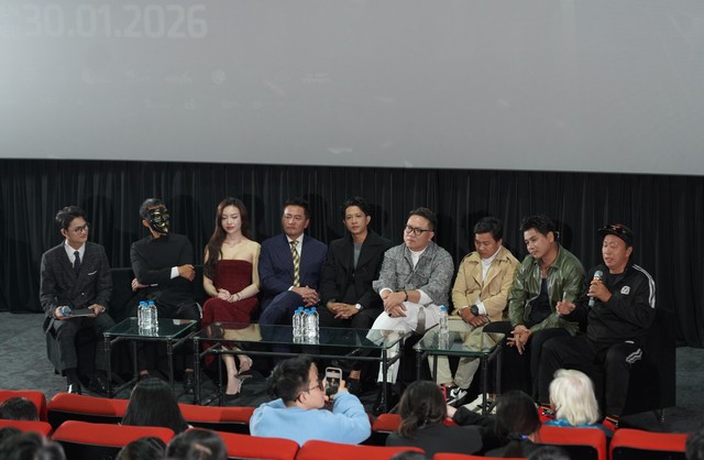 Đạo diễn v&agrave; diễn vi&ecirc;n bộ phim giao lưu c&ugrave;ng kh&aacute;n giả.