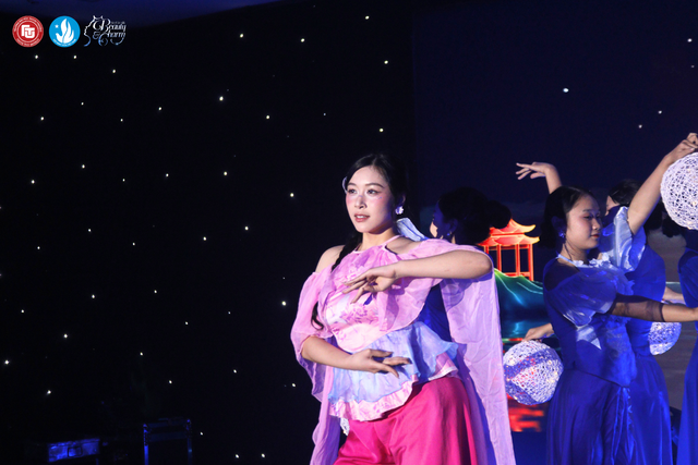 S&Acirc;N KHẤU HOA KH&Ocirc;I T&Agrave;I NĂNG &ndash; NƠI TỎA S&Aacute;NG D&Agrave;N NGỌC NỮ DUY&Ecirc;N D&Aacute;NG NGOẠI THƯƠNG 2025- Ảnh 3.