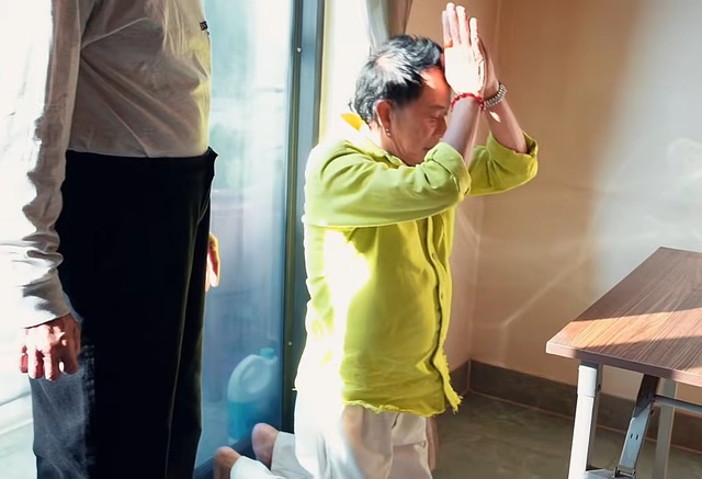 Đ&agrave;n em l&ecirc;n tận nơi, quỳ lạy trước ban thờ một nữ NSND- Ảnh 1.