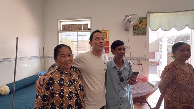 Con trai v&agrave; vợ đầu về nh&agrave; từ đường, c&aacute;c em ruột Chế Linh đều xuất hiện- Ảnh 3.