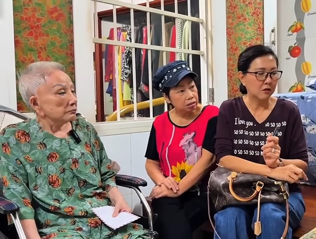 Nữ nghệ sĩ 80 tuổi bệnh nặng phải c&oacute; người c&otilde;ng đi tắm: Đ&agrave;n em đưa 5 triệu đồng- Ảnh 2.