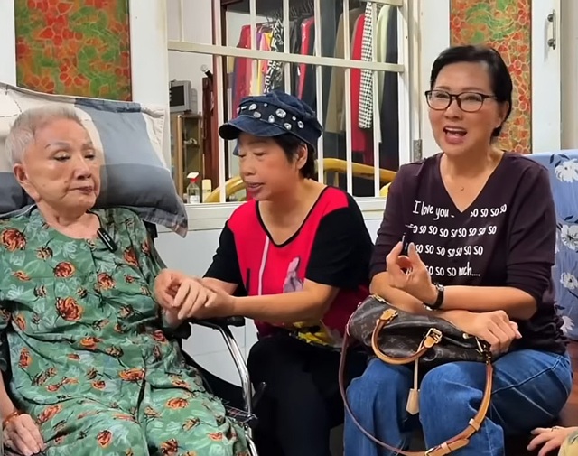 Nữ nghệ sĩ 80 tuổi bệnh nặng phải c&oacute; người c&otilde;ng đi tắm: Đ&agrave;n em đưa 5 triệu đồng- Ảnh 1.