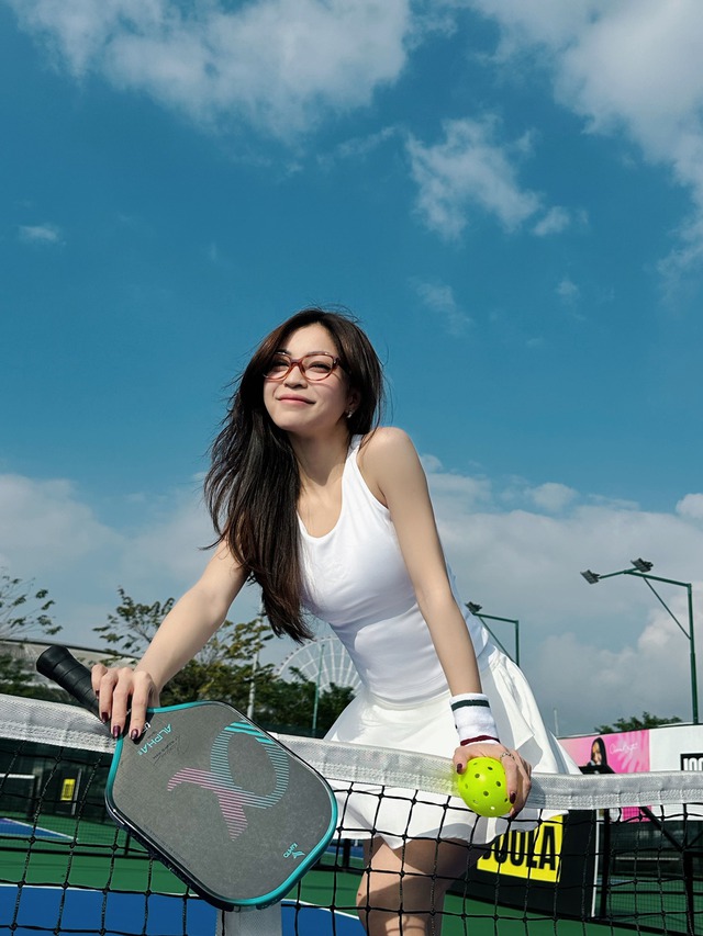 Visual trắng phát sáng trên sân pickleball của Nhật Lê- Ảnh 1. Visual trắng phát sáng trên sân pickleball của Nhật Lê- Ảnh 1.
