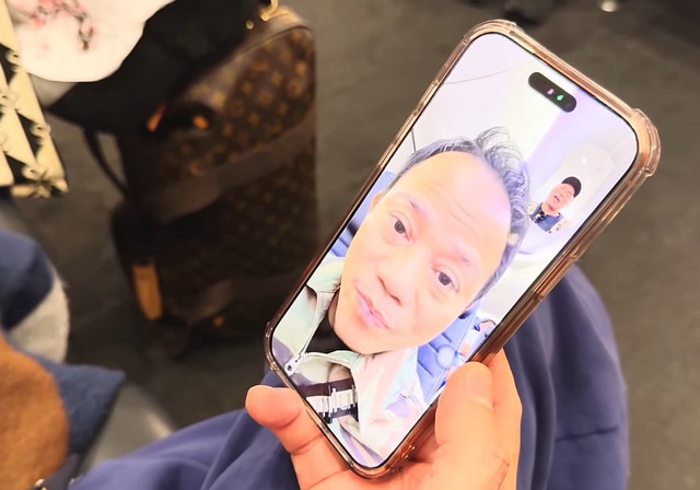 Con trai Chế Linh l&ecirc;n m&aacute;y bay về Mỹ, sức khỏe c&oacute; vấn đề- Ảnh 1.