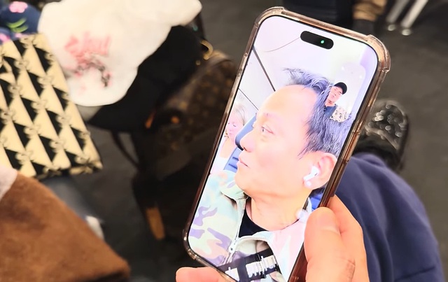 Con trai Chế Linh l&ecirc;n m&aacute;y bay về Mỹ, sức khỏe c&oacute; vấn đề- Ảnh 2.