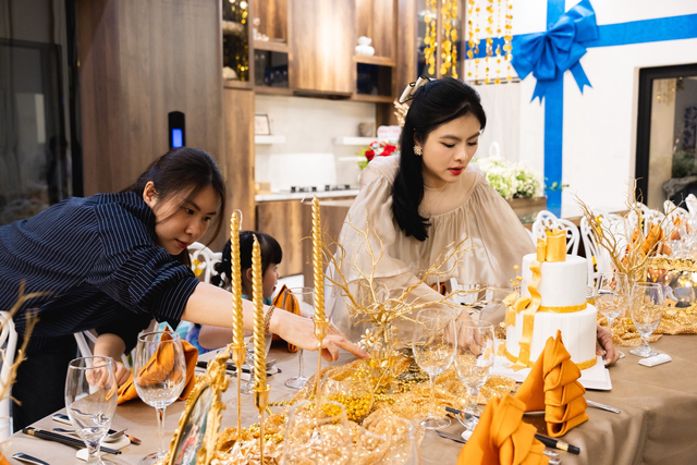 Ph&uacute; b&agrave; 4 con ở dinh thự 1000m2 tự tay chuẩn bị lễ kỷ niệm 10 năm ng&agrave;y cưới, đỉnh thế n&agrave;y bảo sao chồng m&ecirc; đắm!- Ảnh 5.