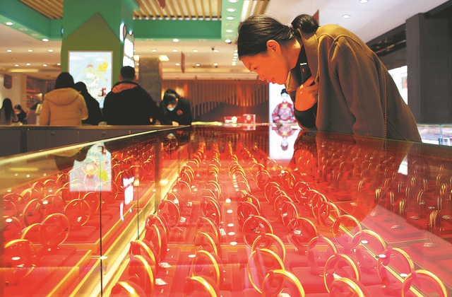 C&aacute;ch "tho&aacute;t ngh&egrave;o" của Gen Z: C&oacute; tiền l&agrave; tới tiệm v&agrave;ng đầu ti&ecirc;n, ưu ti&ecirc;n mua v&agrave;ng hơn mọi thứ!- Ảnh 2.