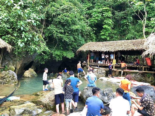 Du kh&aacute;ch đến thăm Hang Chết ở khu Bến Th&acirc;n.