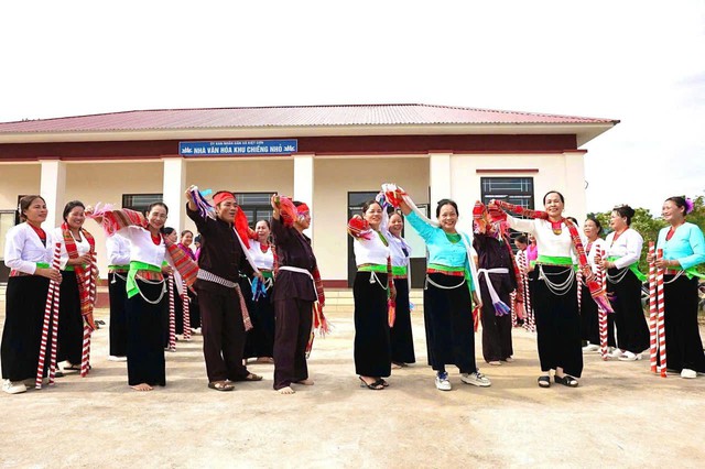 Hoạt động văn h&oacute;a văn nghệ của đồng b&agrave;o d&acirc;n tộc Mường khu Chiềng Nhỏ.