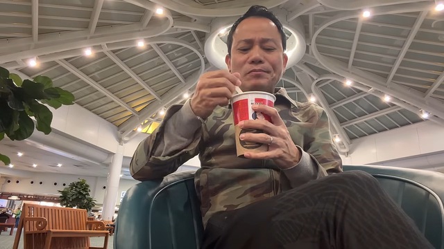 Con trai Chế Linh qua Mỹ, đi xin nước s&ocirc;i ăn m&igrave; g&oacute;i- Ảnh 2.