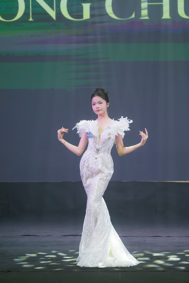 Ph&iacute; Thanh Phương đạt giải "Ng&ocirc;i Sao Catwalk" tại cuộc thi Toả s&aacute;ng Thi&ecirc;n thần nh&iacute; m&ugrave;a 6- Ảnh 2.