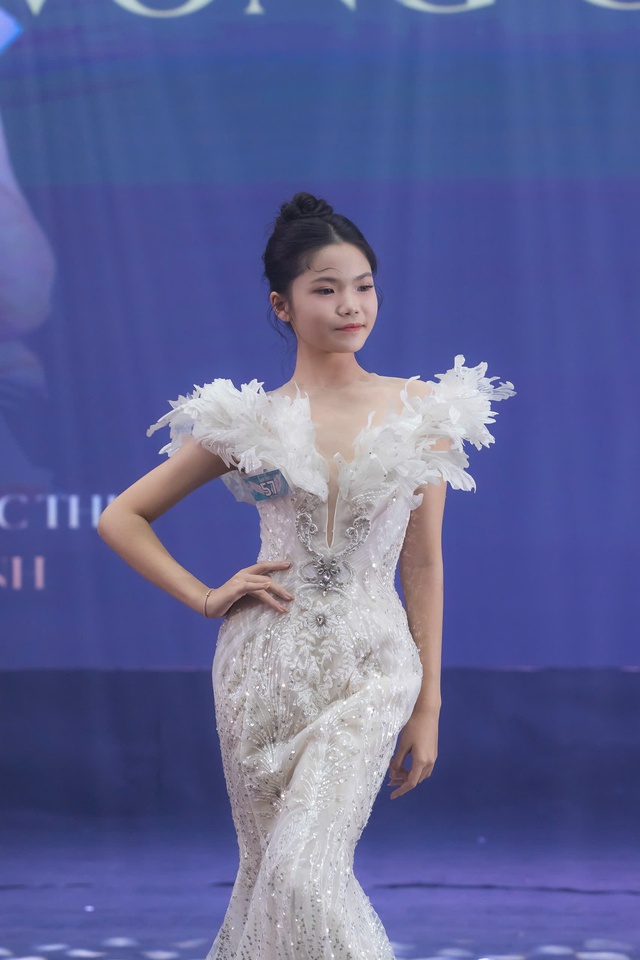 Ph&iacute; Thanh Phương đạt giải "Ng&ocirc;i Sao Catwalk" tại cuộc thi Toả s&aacute;ng Thi&ecirc;n thần nh&iacute; m&ugrave;a 6- Ảnh 1.