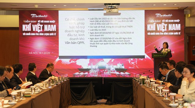 TS. Nguyễn Minh Thảo - Ph&oacute; trưởng Ban Ph&aacute;t triển Doanh nghiệp v&agrave; M&ocirc;i trường Kinh doanh (Viện Chiến lược v&agrave; Ch&iacute;nh s&aacute;ch Kinh tế- T&agrave;i ch&iacute;nh &ndash; Bộ T&agrave;i ch&iacute;nh) ph&aacute;t biểu tham luận tại Diễn đ&agrave;n.