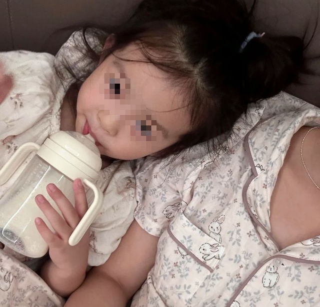 Mẹ genZ ngồi nh&agrave; vẫn nu&ocirc;i con bằng sữa ngoại chuẩn: Đơn giản v&agrave; nhanh chỉ nhờ... điện thoại- Ảnh 1.