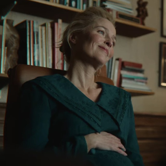 Xem phim Sex Education, t&ocirc;i v&agrave; con g&aacute;i đ&atilde; c&oacute; một cuộc "thương lượng" đầy kịch t&iacute;nh về chiếc điện thoại nhiều b&iacute; mật của con- Ảnh 1.