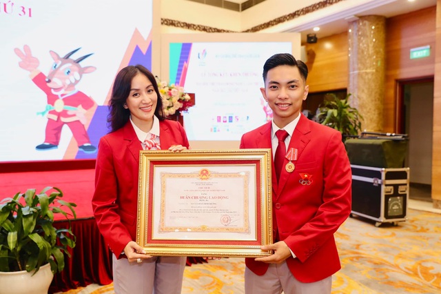 Phan Hiển nhận Hu&acirc;n chương Lao động, n&oacute;i một điều về Kh&aacute;nh Thi- Ảnh 1.