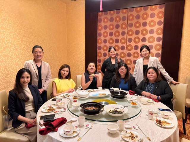 Mời họp lớp 15 người, đến nơi gấp đôi "quân số": Chủ tiệc làm một điều khiến cả bàn ăn chết lặng- Ảnh 1. Mời họp lớp 15 người, đến nơi gấp đôi "quân số": Chủ tiệc làm một điều khiến cả bàn ăn chết lặng- Ảnh 1.