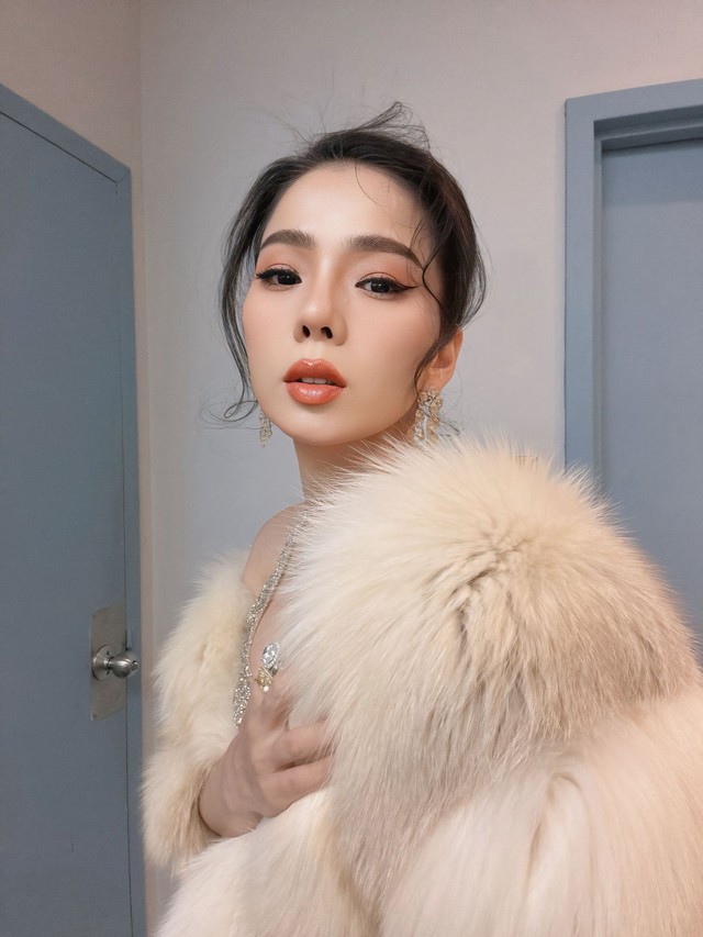 Lệ Quyên hẹn hò Lâm Bảo Châu, tươi cười đi đánh pickleball giữa lúc Sở VH&TT TP.HCM vào cuộc vụ phát ngôn thô tục- Ảnh 3. Lệ Quyên hẹn hò Lâm Bảo Châu, tươi cười đi đánh pickleball giữa lúc Sở VH&TT TP.HCM vào cuộc vụ phát ngôn thô tục- Ảnh 3.