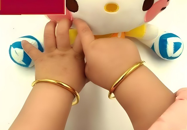 Bé gái đeo vòng vàng đến trường mầm non rồi bị mất, phụ huynh yêu cầu khám người nhưng giáo viên từ chối- Ảnh 1. Bé gái đeo vòng vàng đến trường mầm non rồi bị mất, phụ huynh yêu cầu khám người nhưng giáo viên từ chối- Ảnh 1.