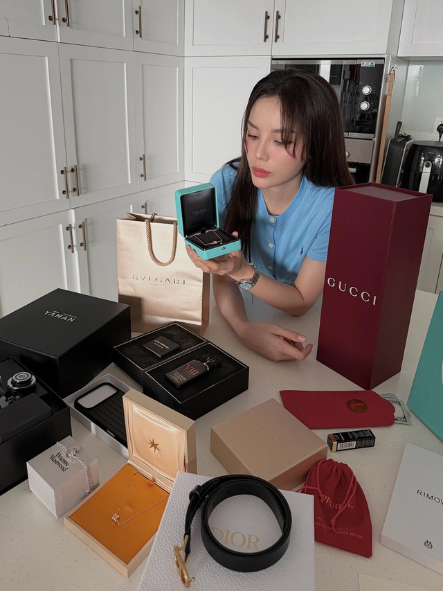 Thiên Ân chi chục triệu chỉ để dỗ Kỳ Duyên?- Ảnh 3. Thiên Ân chi chục triệu chỉ để dỗ Kỳ Duyên?- Ảnh 3.