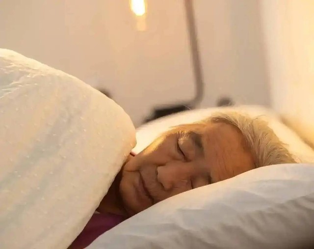 Người cao tuổi sống thọ thường c&oacute; 5 biểu hiện n&agrave;y khi ngủ ban đ&ecirc;m: Cha mẹ ch&uacute;ng ta c&oacute; 1 cũng l&agrave; t&iacute;n hiệu đ&aacute;ng mừng- Ảnh 3.