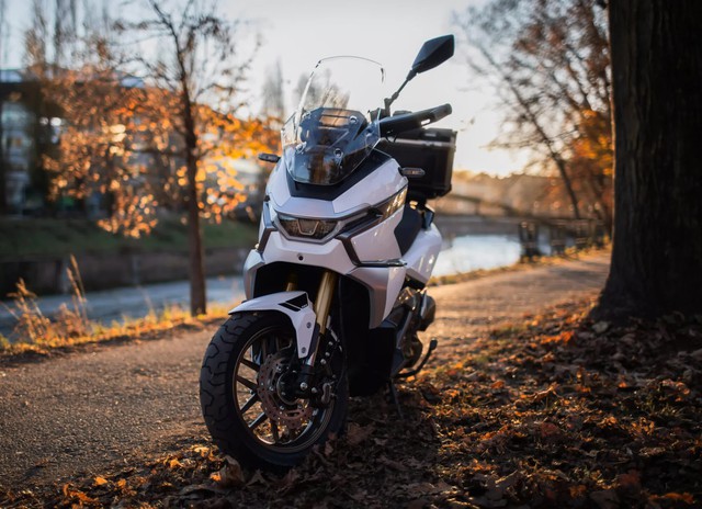 Nhẹ hơn đối thủ gần 40kg, mẫu xe tay ga 'độc lạ' n&agrave;y liệu c&oacute; l&agrave;m n&ecirc;n chuyện trước Honda v&agrave; Yamaha?- Ảnh 4.