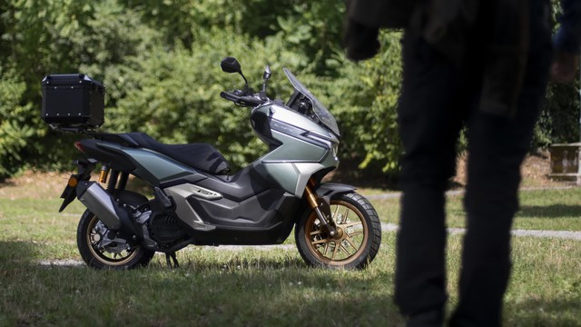 Nhẹ hơn đối thủ gần 40kg, mẫu xe tay ga 'độc lạ' n&agrave;y liệu c&oacute; l&agrave;m n&ecirc;n chuyện trước Honda v&agrave; Yamaha?- Ảnh 2.